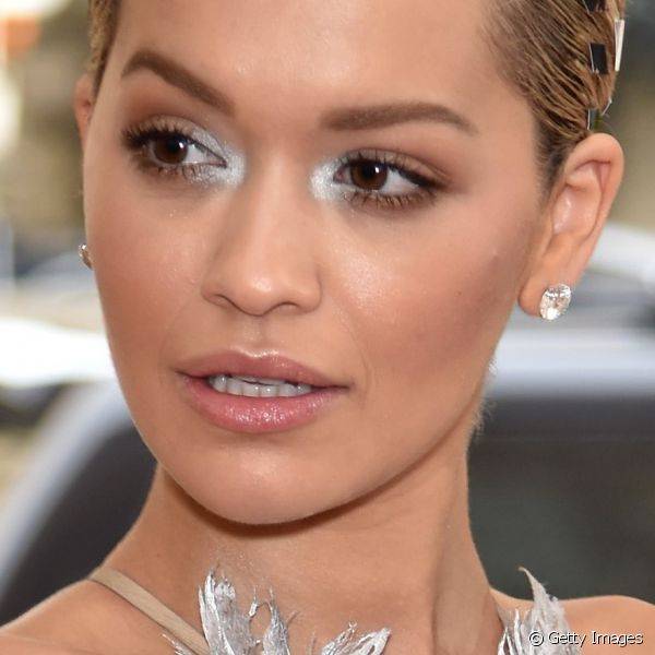 Os olhos de Rita Ora apareceram super iluminados durante o Met Gala 2016